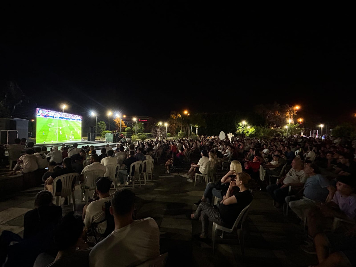 Ceyhan'da Çekya-Türkiye maçı heyecanı, kurulan dev ekranda yaşandı